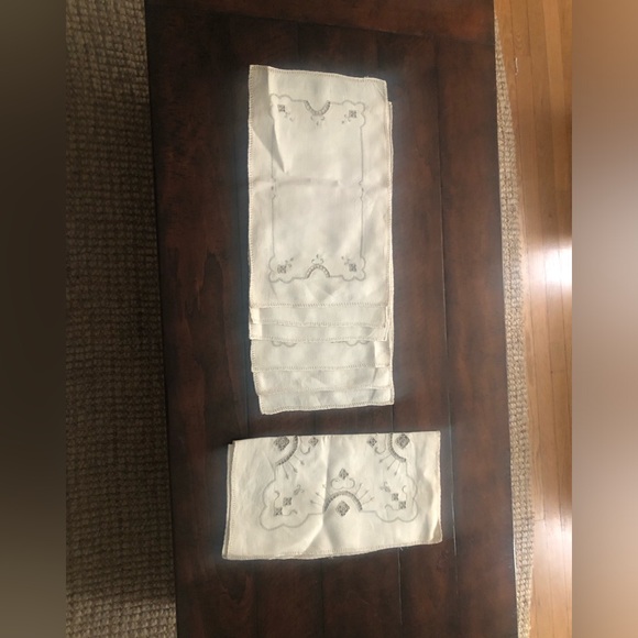 Embroidered linen set6 placemats and table runner - Picture 4 of 4